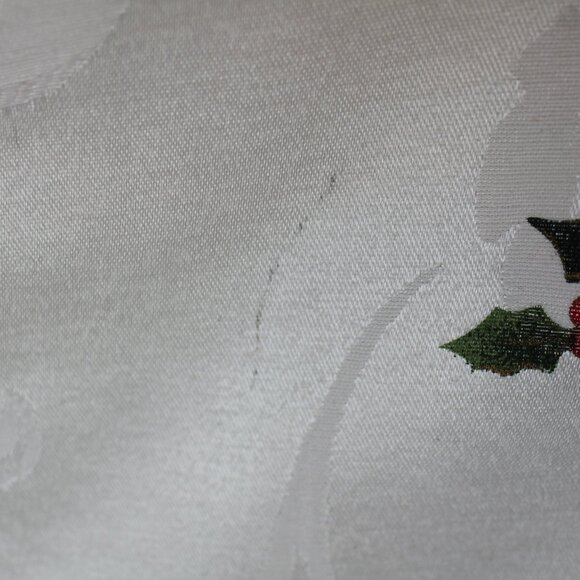 Vintage Poinsettia Holly Berries Holiday Fabric Rectangle Tablecloth 114" X 58" - Picture 9 of 10